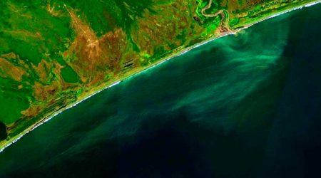 Пожелтевшая вода в Аванчинском заливе. Источник: cоцсети